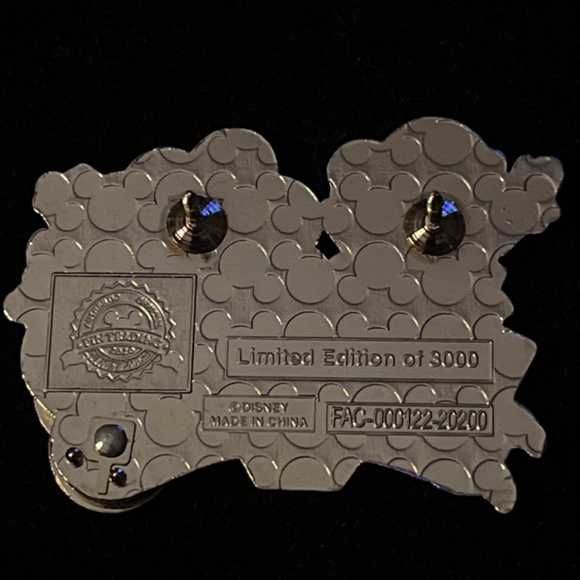 NWT Disney Parks It’s A Small World Holiday LE Trading Pin w/moving clock Carded - Picture 2 of 4